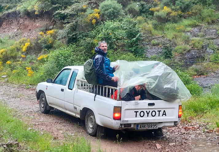 Abenteuerliche Pick-Up-Fahrt im Regen