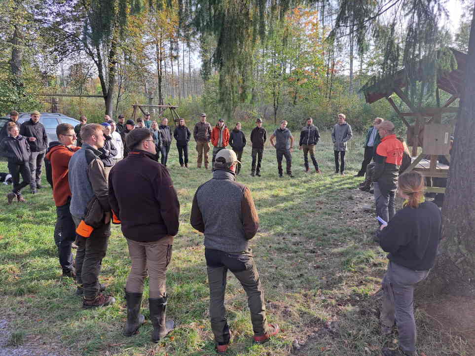 Bild vom Exkursionsstart im Revier Weimarland bei Hans Fiedler mit Studierenden der Hochschulgruppe